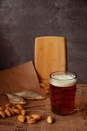 桌面鱼干杏仁啤酒图片